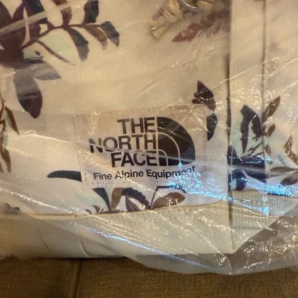 The North Face Berkeley Daypack in White Dune Leaf Toss Print- NWT - Picture 3 of 6